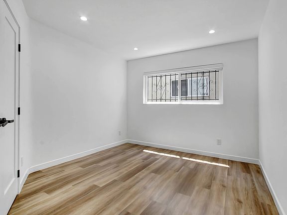 5th image of 950 Venice Blvd APT J