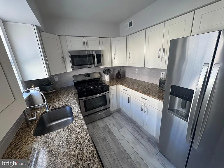1003 Woodview Ct — Photo 6