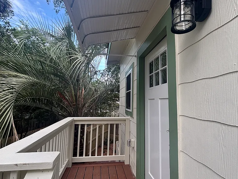 Entrance and entry deck.