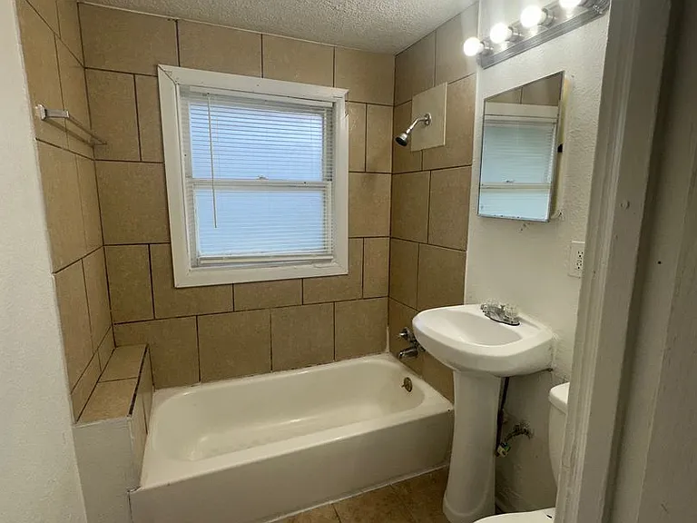 3607 E 61st St — Photo 7