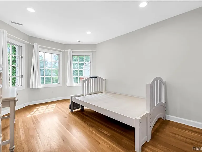 455 Linden Rd — Photo 42