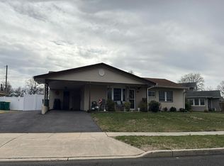 14 Leisure Ln, Levittown, PA 19054