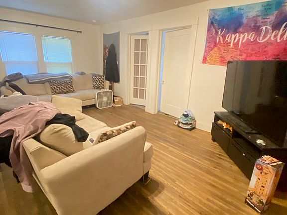 3rd image of 1045 NE Lake St