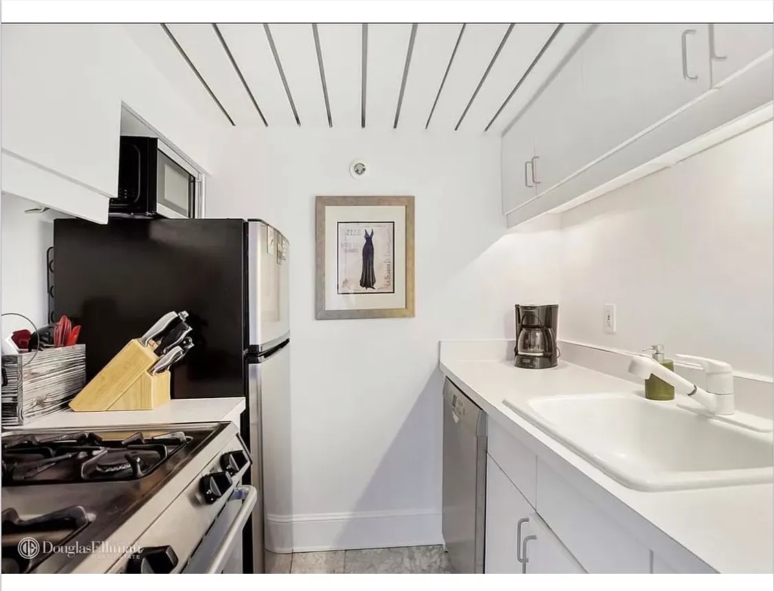 421 Hudson Street — Photo 4