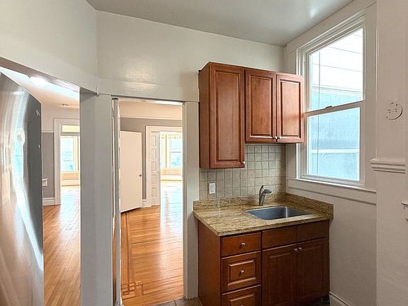 4th image of 1446 Jackson St APT 4