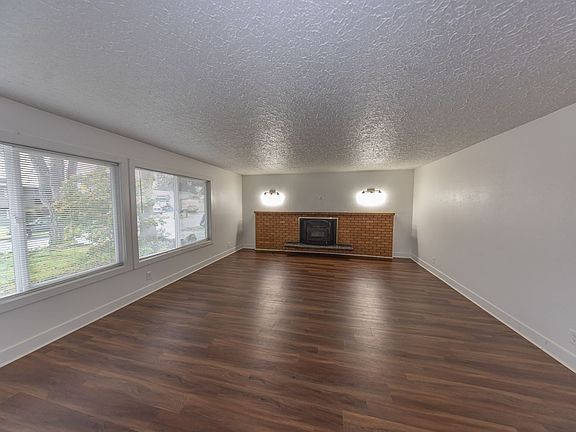 2nd image of 3205 NE Edelweiss Ave