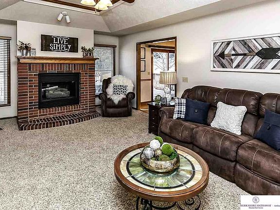 2nd image of 4827 Lakeside Dr