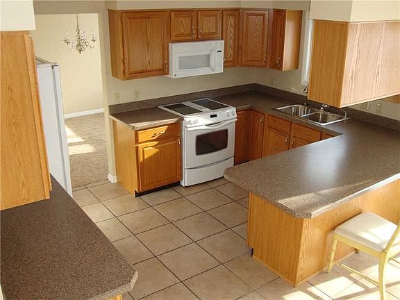 3rd image of 3234 Parkhill Dr