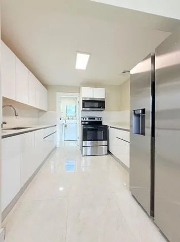 4 bed, 2.0 bath, $3,200 — Photo 2