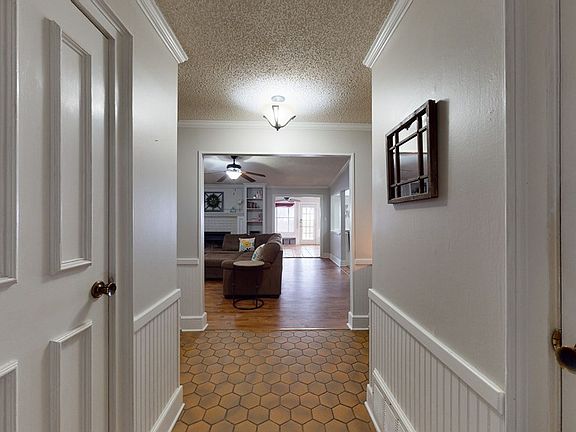 4th image of 704 W Pine Ave