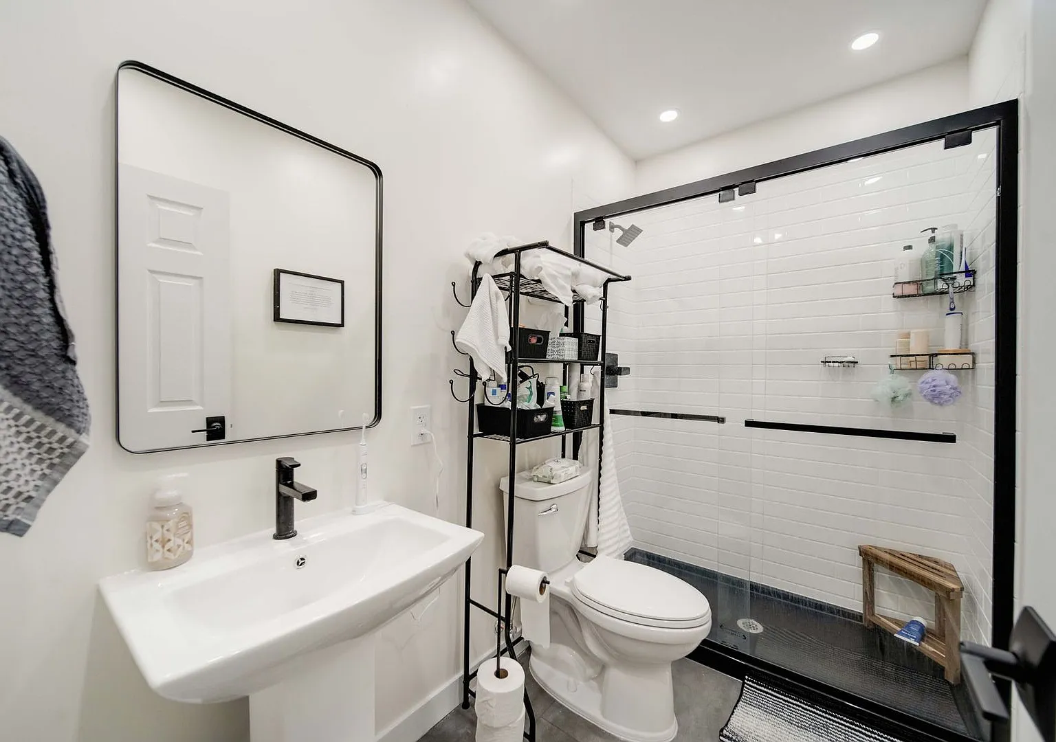 Ultimate 6-Bedroom House With Spacious Living & Sun-Soaked Outdoor Space In The Best Location — Photo 1