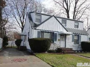 731 Union Dr, Uniondale, NY 11553