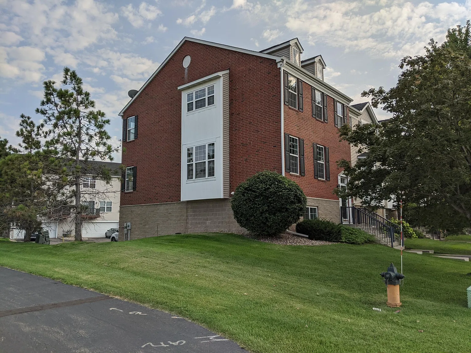 4 bed, 3.5 bath, 2200 sqft, $2,495 — Photo 3