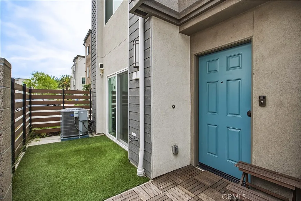 4 bed, 1880 sqft, $4,350 — Photo 1