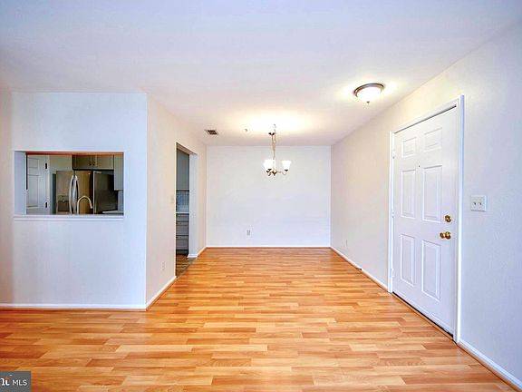 5th image of 302 Canterbury Rd APT J