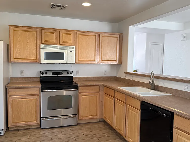 1326 Taft Ave — Photo 3