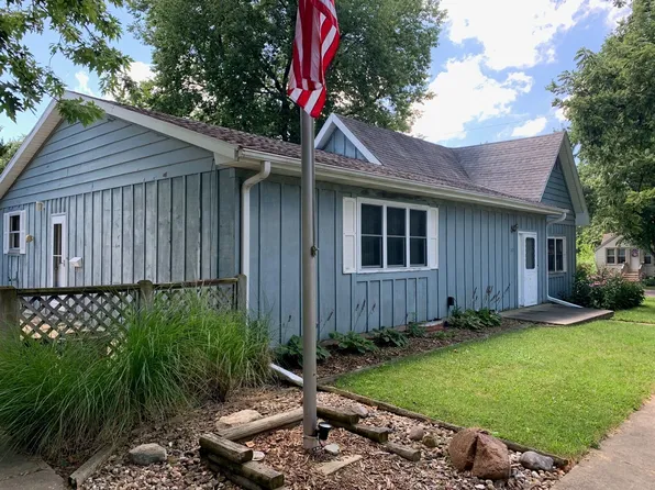 107 W 4th St, Mackinaw, IL 61755