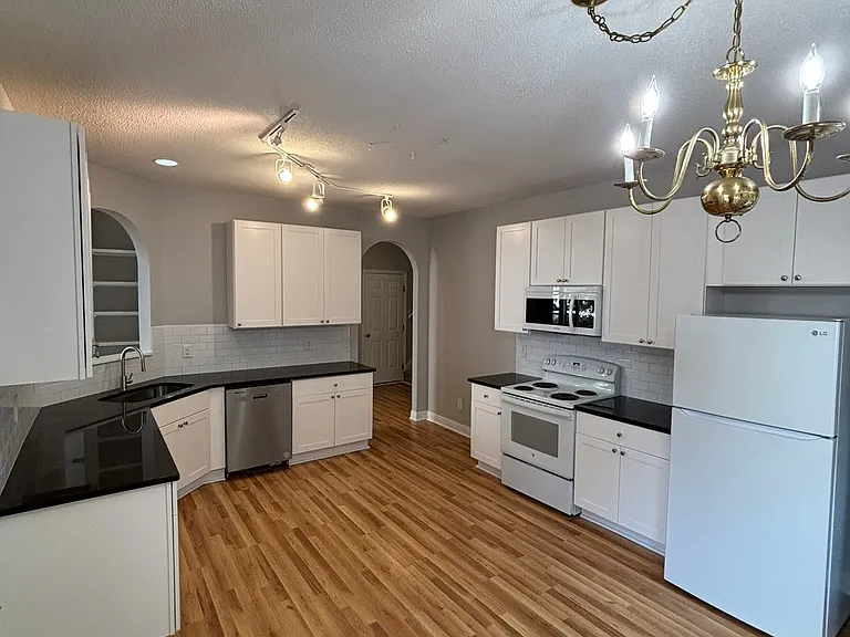 1715 Crystal Lake Dr — Photo 11
