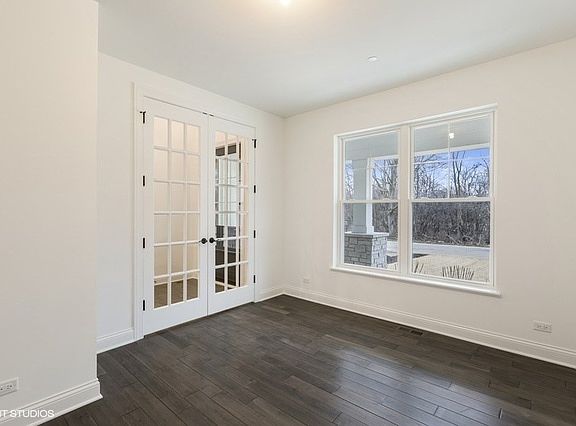3rd image of 1 Windy Hill Ln