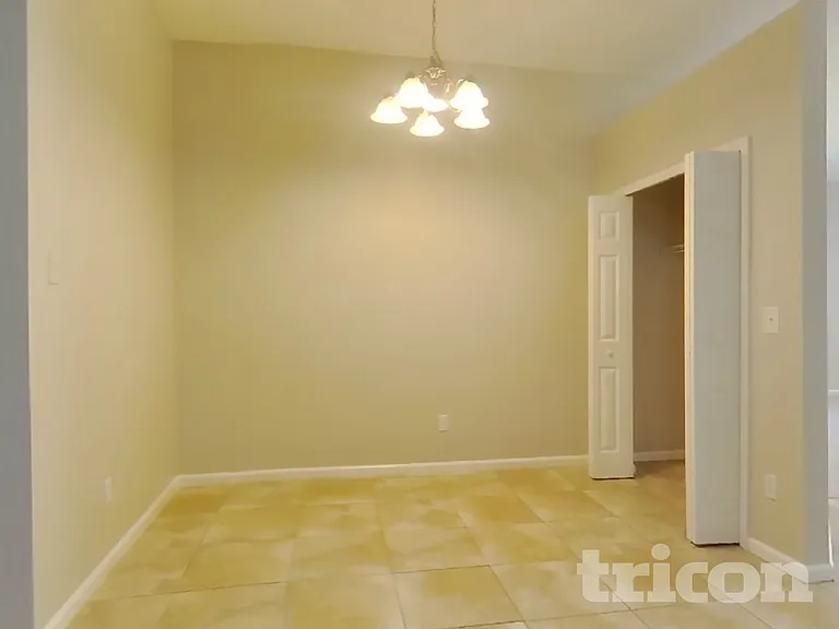 391 Summit Dr — Photo 3