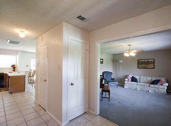 4th image of 2901 Clairemont Ln