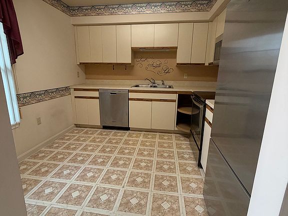 4th image of 154 Valley Greene Cir