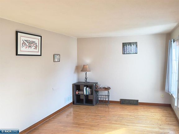 4th image of 214 2nd Ave NW