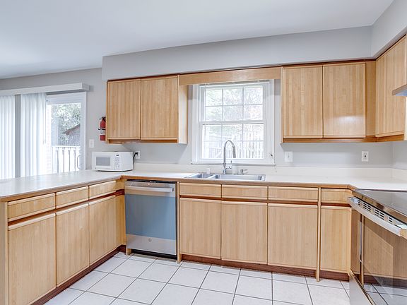 3rd image of 4685 Forestdale Dr