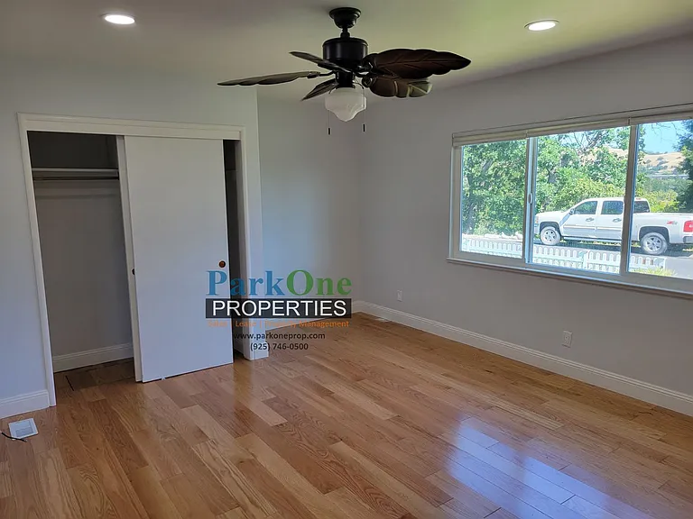 1867 Poplar Dr — Photo 12