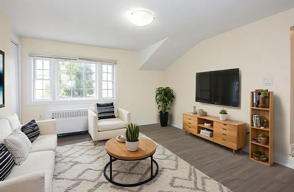 1st image of 139 Oakdale Ave #3