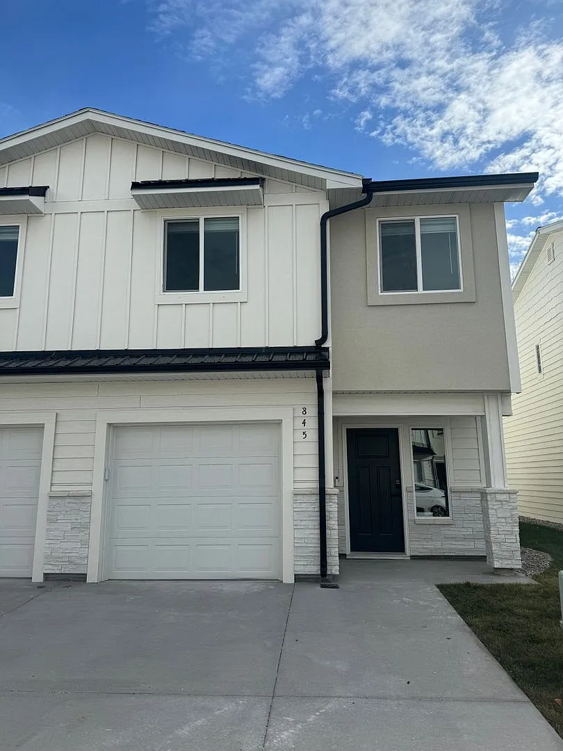Modern 3 Bedroom, 2.5 Bathroom Townhome for Rent in Idaho Falls with Garage and Washer/Dryer Hook... — Photo 1