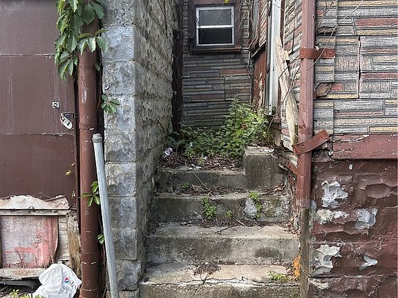 5th image of 853 Lovitt Way