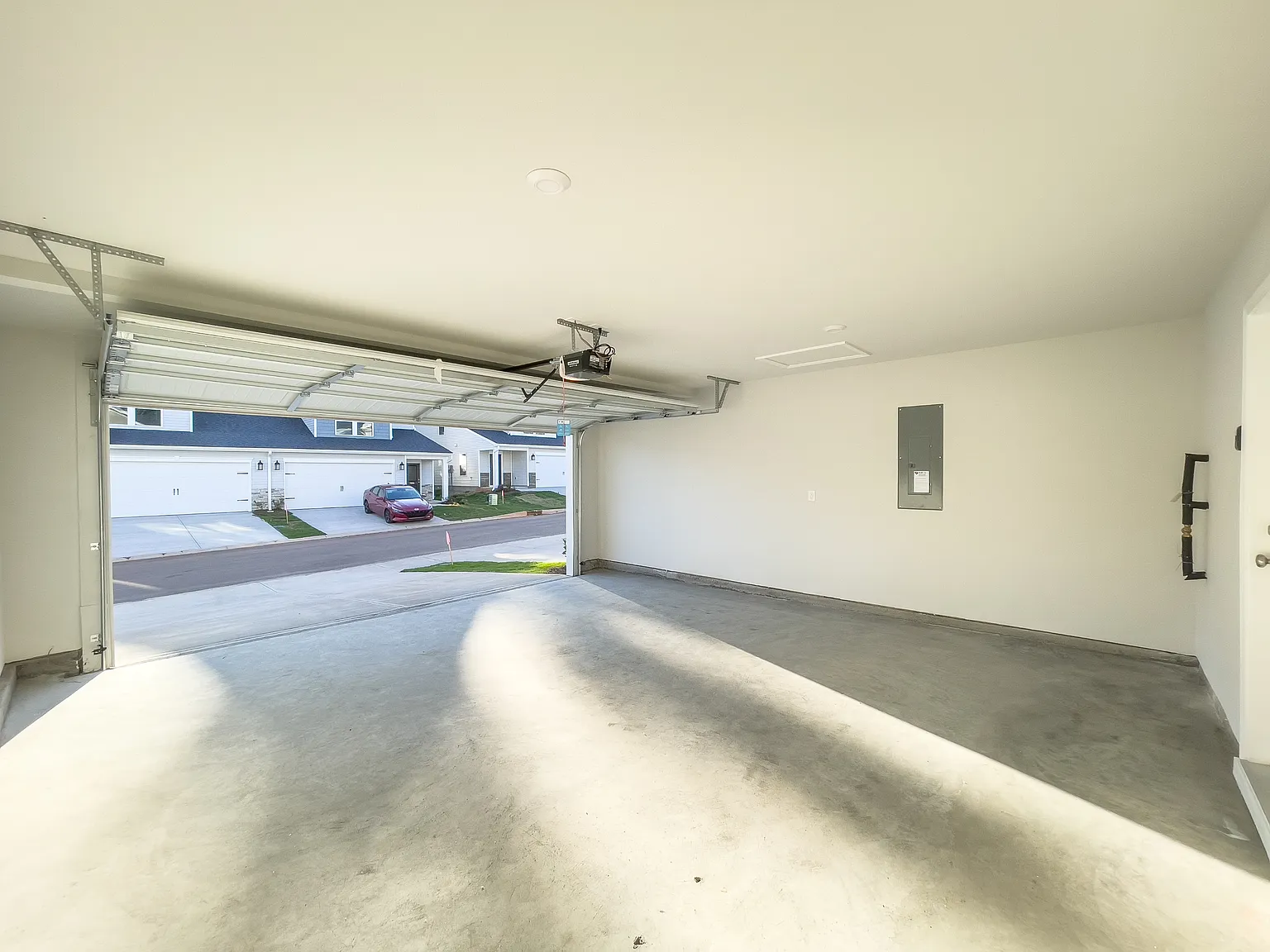 105 Paddock Glen Dr — Photo 2