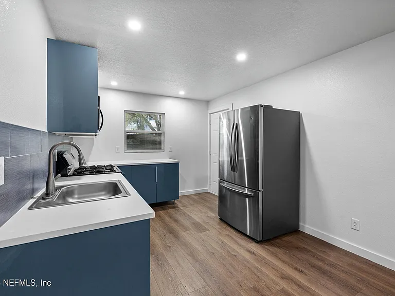 231 E 16th St #1 — Photo 10