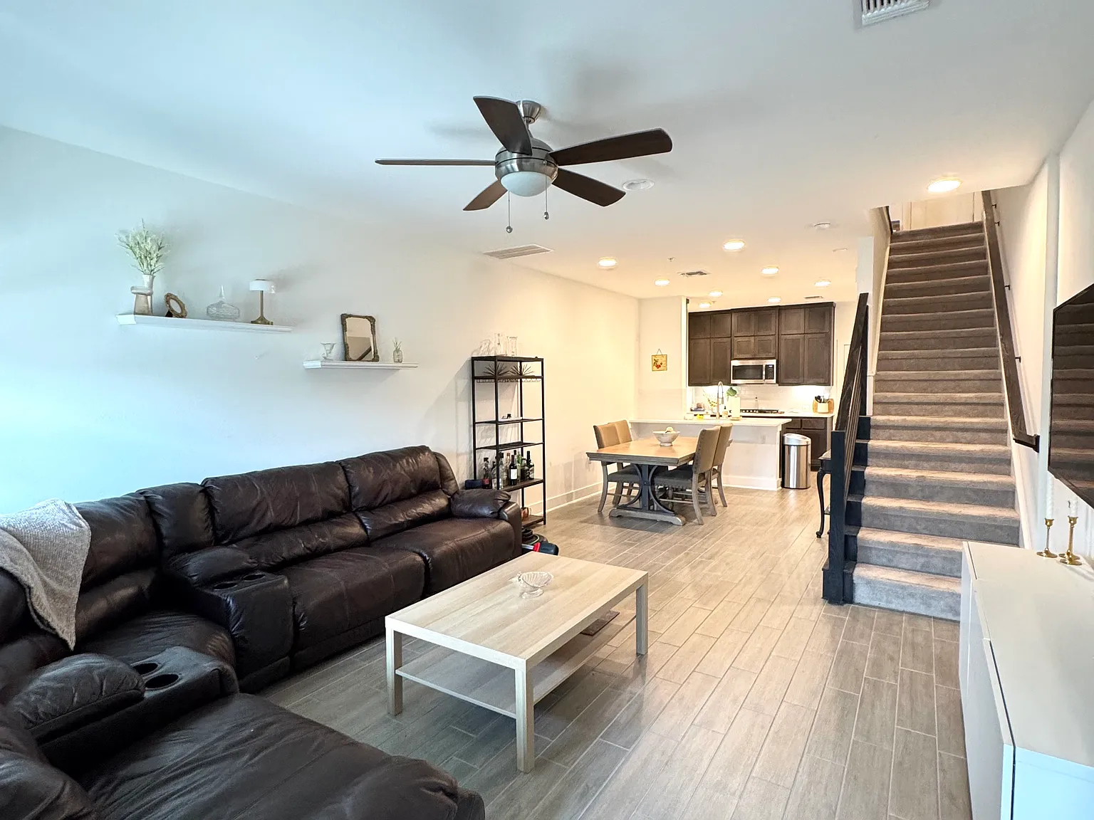 2 bed, 2.5 bath, 1236 sqft, $3,000 — Photo 3