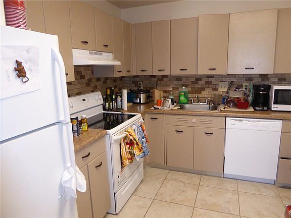 4th image of 1800 N Stanton St APT 405