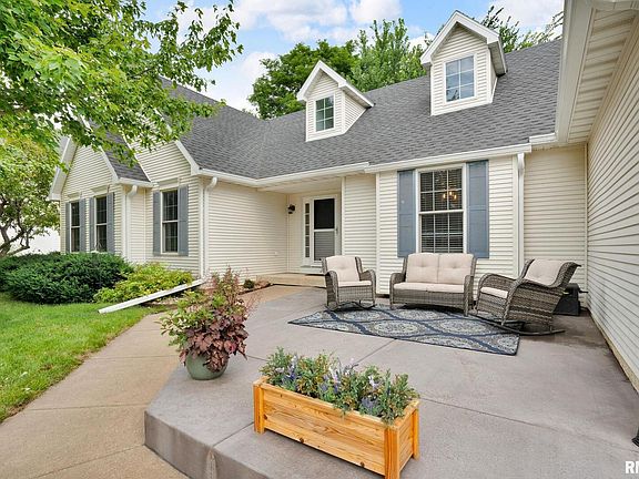3rd image of 1039 Bluff Ln