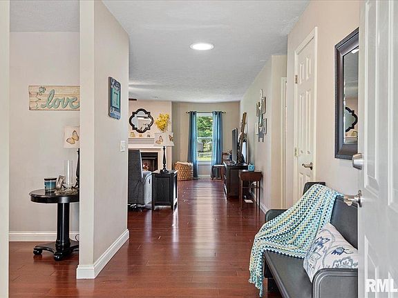 3rd image of 28 Hawthorn Ln