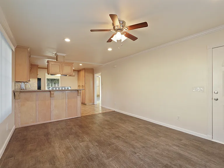 324 Flora St — Photo 5