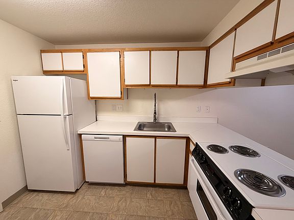 2nd image of 5370 Lakeview Blvd #B5