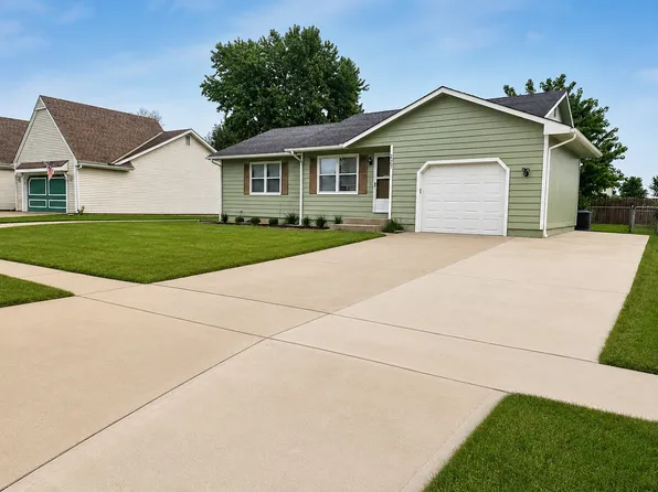 227 E Colleen Dr, Gardner, KS 66030