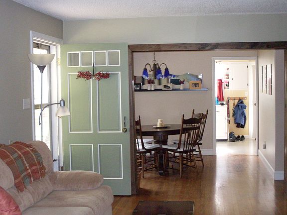 2nd image of 128 Woodlawn Cir