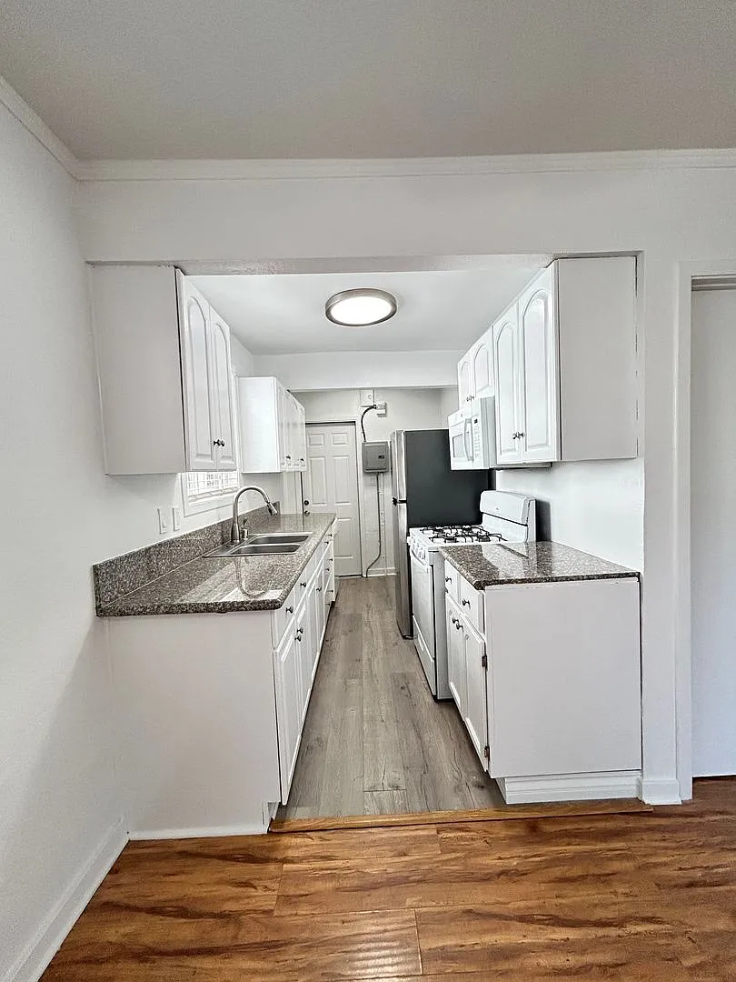1685-1697 North Summit Ave.- 109-137 E. Penn St. — Photo 2