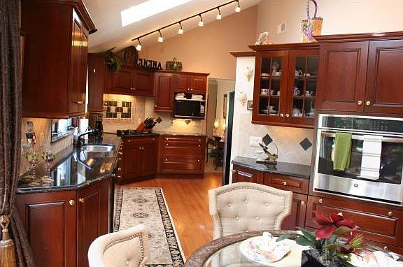 4th image of 421 Crescent Ln