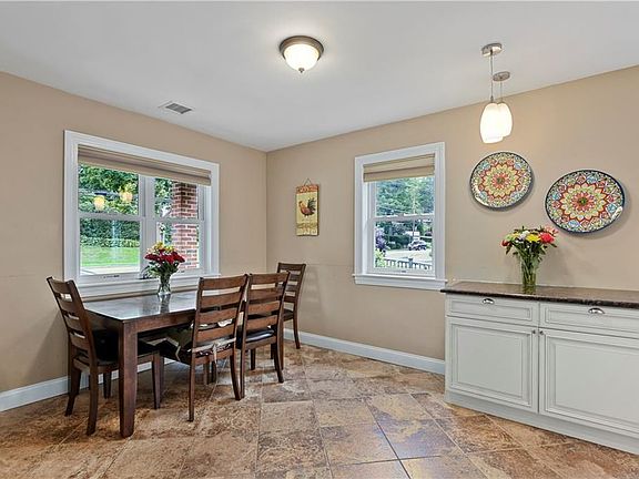 5th image of 575 Ashford Ave