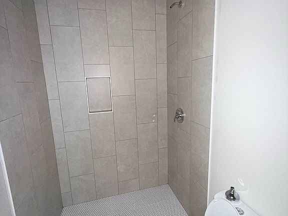 5th image of 1131 E Moman Ave