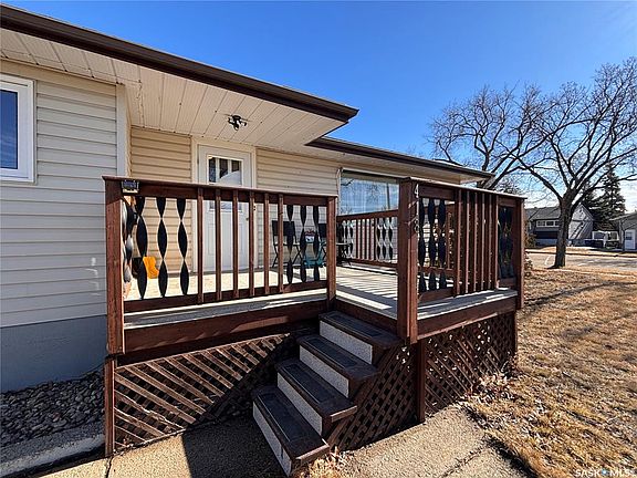 2nd image of 418 4th AVENUE W