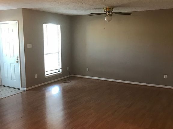 2nd image of 404-406 E Brentwood Dr