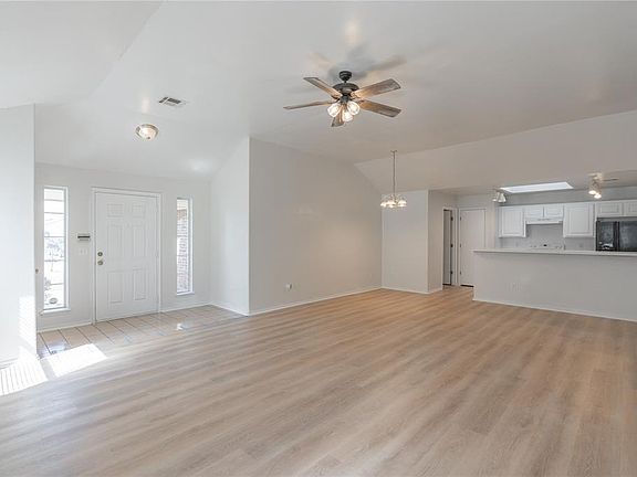 5th image of 416 Blue Spruce Dr