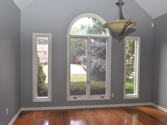 5th image of 3203 Royal Oak Ct